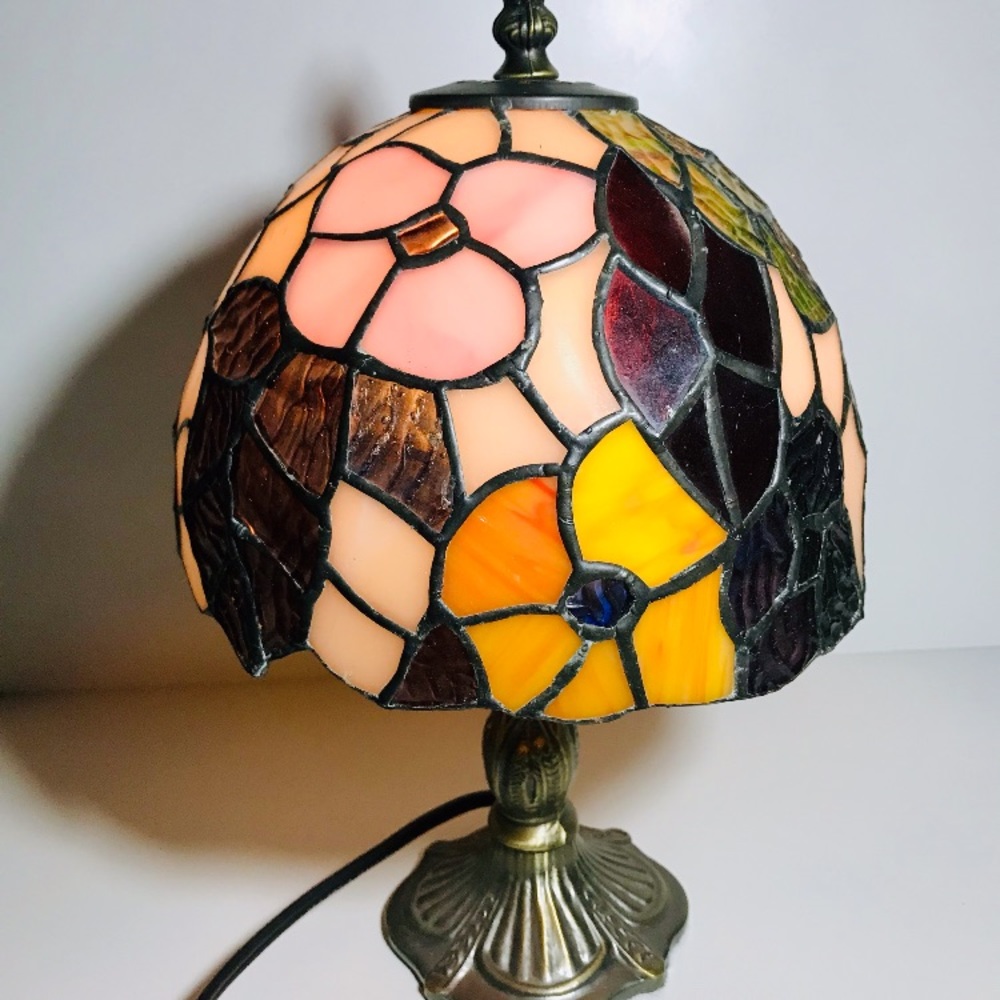 Beautiful Vintage Antique Stain Glass Floral Lamp
